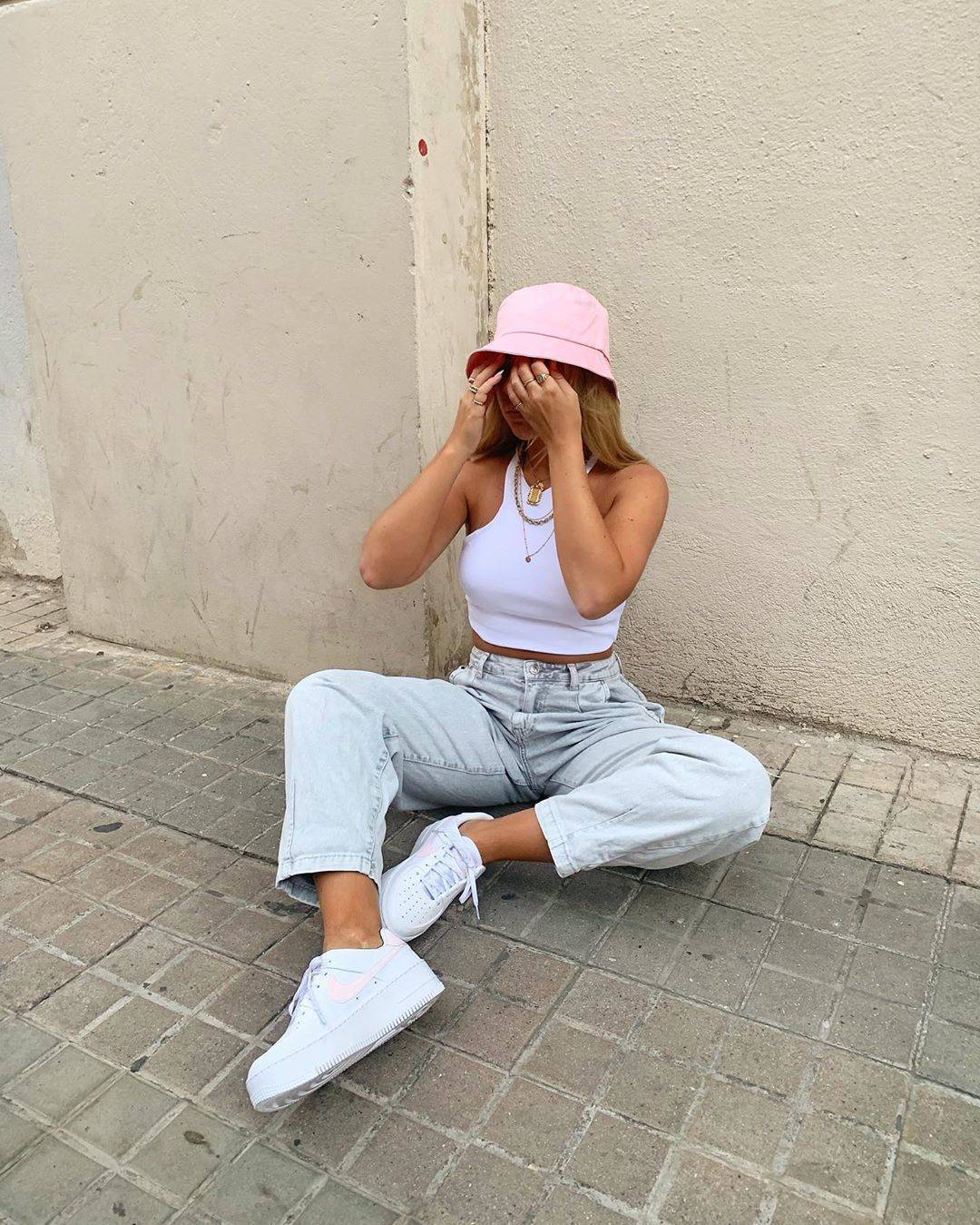26 Bucket Hat Outfit Ideas Image