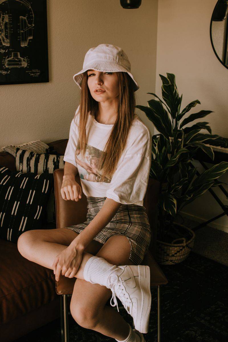 26 Bucket Hat Outfit Ideas Image