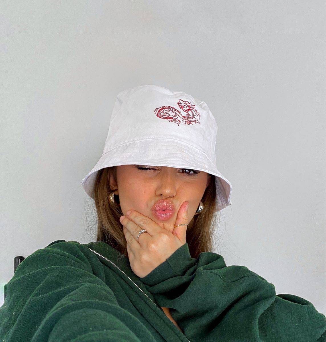 26 Bucket Hat Outfit Ideas Image